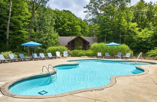 Port Carling Cottage | Vacation in Canada this summer! Enjoy it lakeside in Muskoka!