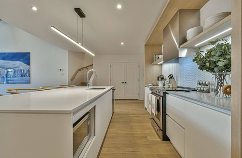 Mont-Tremblant Condo | Verbier Skye | 5 Bedrooms | Ski Mountain View | Shuttle + Covered Parking + Spa & Pool Access