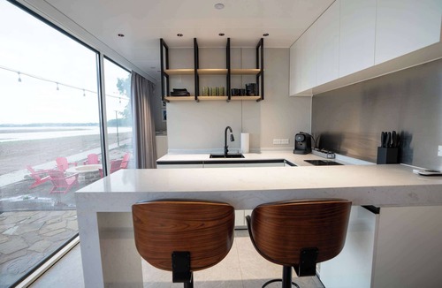Bridgeport Apartment | Vessel 3 - Sleek Waterfront Vessel | Backyard AC/Heat Nature Escape