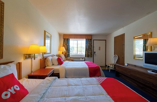 Eureka Springs Hotel | Views & Value! Premium 2 Queens + Balcony for your Group.