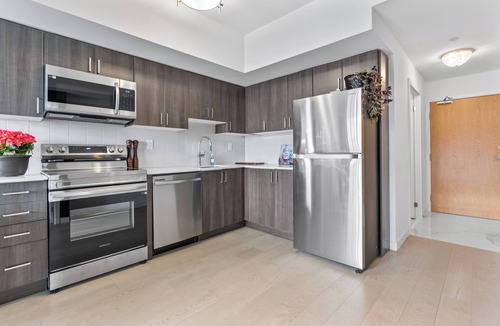 Pickering Apartment | VRBO HUGE KING BED , PRIVATE BALCONY, LAKE VIEWS, next 2 GO & Pickering Casino