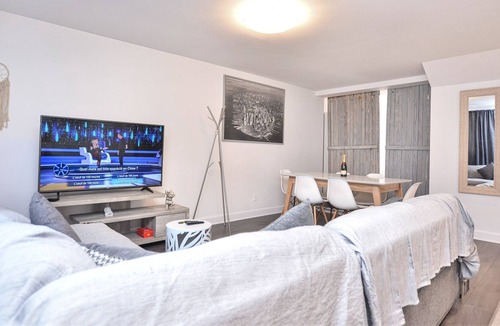 De Lorimier Apartment | Vrbo Property