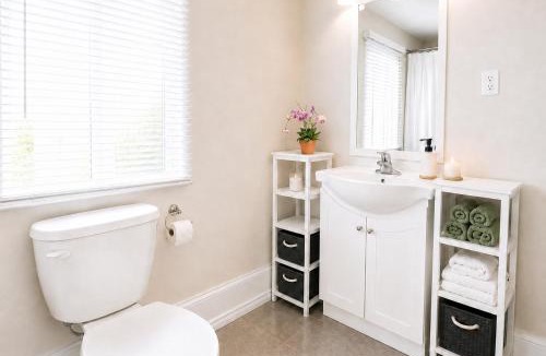 Wellington House | Walk to Beach and Downtown - Wellington PEC Cottage