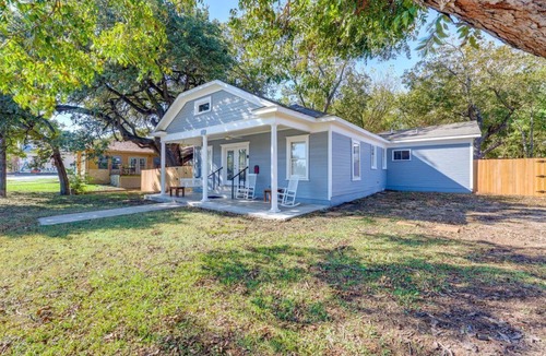 Lockhart House | Walk to Downtown Shops Home w Fenced Yard