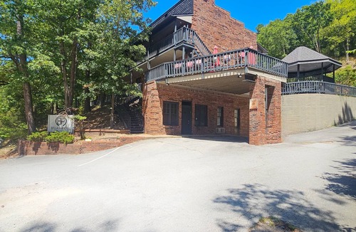 Eureka Springs Historic District Condo | Walk to Downtown | Parking | King Bed | Patios