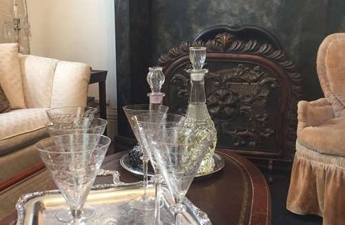 Downtown Niagara Falls Bed & Breakfast | Walk to Everything -Blue Room