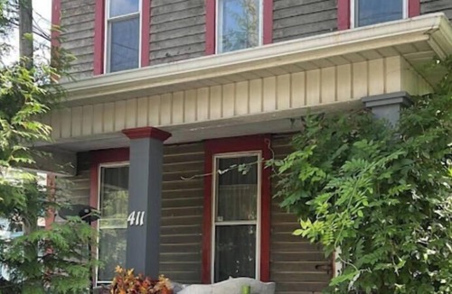 Downtown Niagara Falls Bed & Breakfast | Walk to Everything -Blue Room