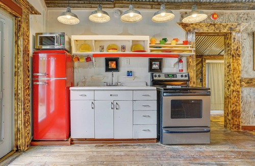 Granbury Cottage | Walk to Granbury Square & Beach! 'Texas Cottage'