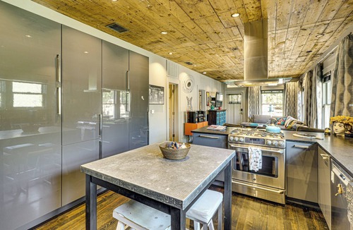 Bouldin House | Walk to SoCo: Home w/Decks & City Views in Austin