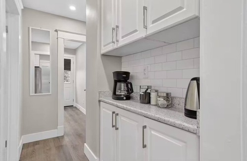 Kitchener Apartment | Walkable to DT | Suits Large Grps | 2 Parking spot