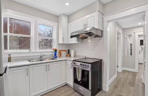 Kitchener Apartment | Walkable to DT | Suits Large Grps | 2 Parking spot