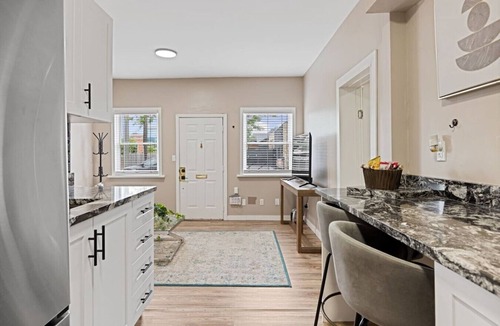 Walkerville Apartment | Walkerville 1BR Suite | Parking, Laundry & WiFi