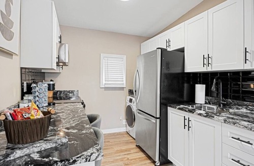 Walkerville Apartment | Walkerville 1BR Suite | Parking, Laundry & WiFi
