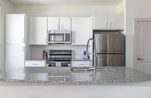Waller Apartment | Waller 3BD/2.5BA 2 - Three Bedroom Apartment, Sleeps 6