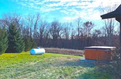 Waterville Cabin | Walnut Cabin with Hot Tub Jacuzzi