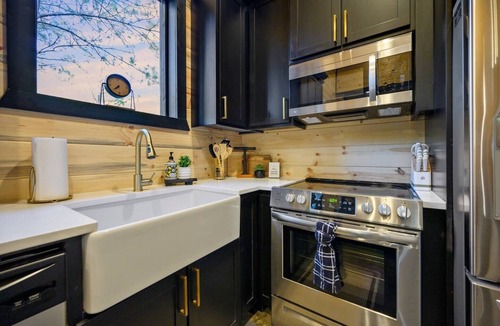 Pickens Cabin | Wandering Pines Hot Tub Fire Pit Bunk Room