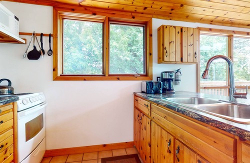 Northern Bruce Peninsula Ski Chalet | Waterfront Bliss at The Lookout: Serene and Spacious