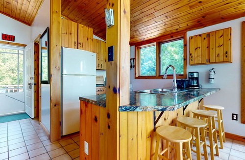 Northern Bruce Peninsula Ski Chalet | Waterfront Bliss at The Lookout: Serene and Spacious
