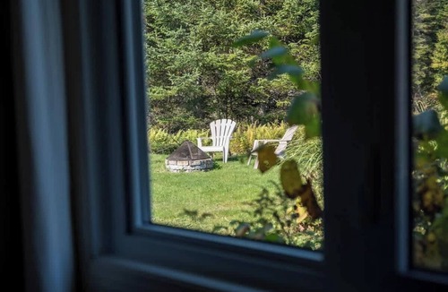 Saint-Raymond Cabin | Waterfront Chalet: Hot Tub, Kayak & Fire Pit