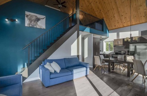 Saint-Raymond Cabin | Waterfront Chalet w/Hot Tub, Lake Access & Paddleboards