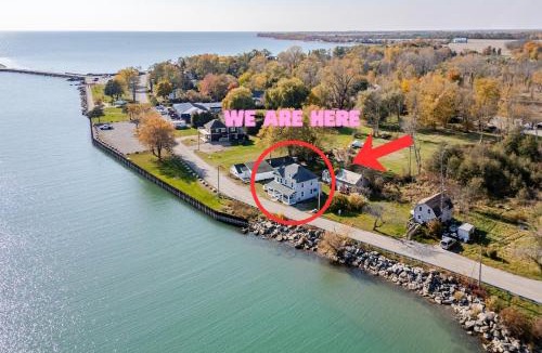 Dunnville House | Waterfront Cottage, Top Fishing Spot, Light House