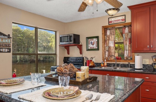 Jefferson Cottage | WATERFRONT cottage with SCENIC views of Big Cypress Bayou Caddo Lake