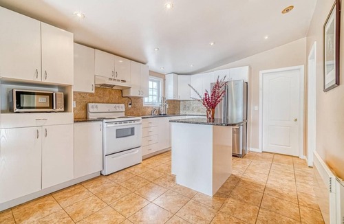 Pontiac Cottage | Waterfront Furnished 4-Season Cottage 40 min from Ottawa