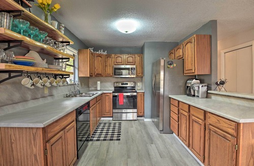 Thurber House | Waterfront Getaway w/Deck: Pet & Family Friendly!