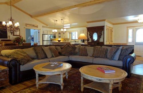 Mount Ida House | Waterfront Group Cottage with Hot-Tub and Pool in Mount Ida, Arkansas