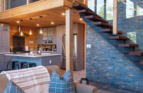 Colpoys Bay Cottage | Waterfront Lakehouse | + EV Charger | AC | Backup Generator |