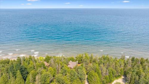 Lion's Head House | Waterfront Log Cabin Starlink