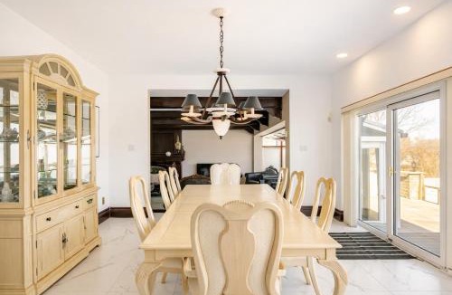 Beloeil Villa | Waterfront Mansion with Mont-Saint-Hilaire Views, Near Montreal
