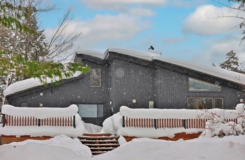 Bala Cottage | Waterfront on Butterfly Lake l Hottub l Firepit