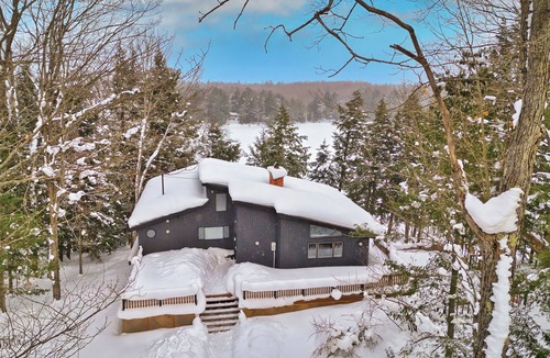 Bala Cottage | Waterfront on Butterfly Lake l Hottub l Firepit