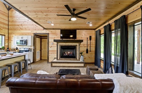 Golden Cabin | Waterfront Pet Friendly Cabin on Glover River with Hot Tub near Broken Bow, Oklahoma