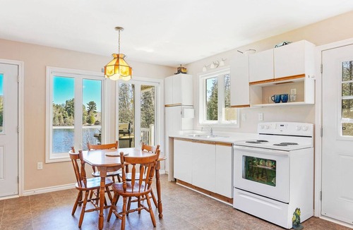 Faraday Cottage | Waterfront Private Hideaway near Bancroft (LLYL’S Place)