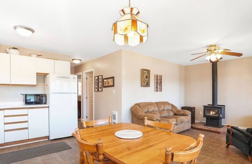 Faraday Cottage | Waterfront Private Hideaway near Bancroft (LLYL’S Place)