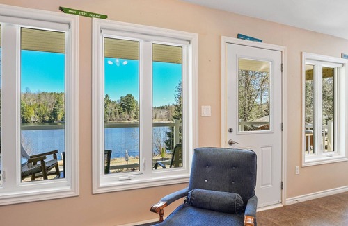 Faraday Cottage | Waterfront Private Hideaway near Bancroft (LLYL’S Place)