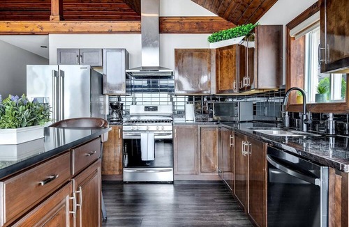 Leamington Cottage | Waterfront Relaxing Cottage Ideal to Create New Memories in Ontario