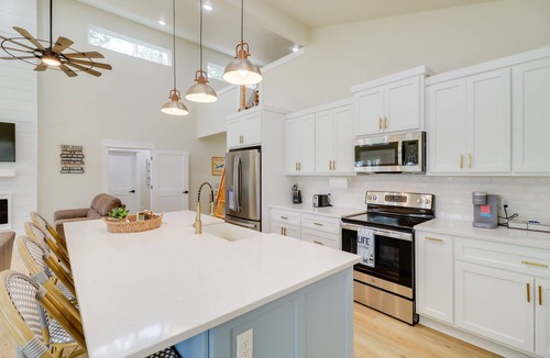 Tumbling Shoals House | Waterfront Retreat on Greers Ferry Lake w/Hot Tub