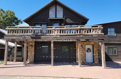 St. Joseph House | Waterfront Rock Shower Suite with Sunset View Room