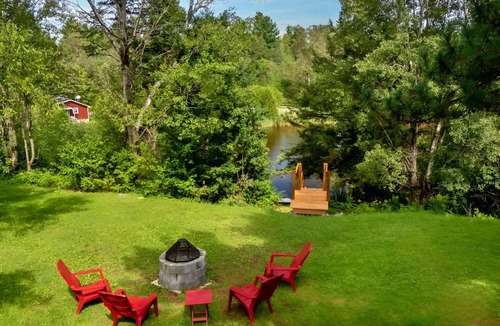 Val-Joli Ski Chalet | Waterfront with Spa | Le Retro