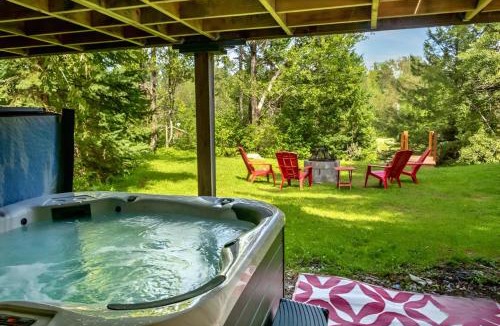Val-Joli Ski Chalet | Waterfront with Spa - Le Retro