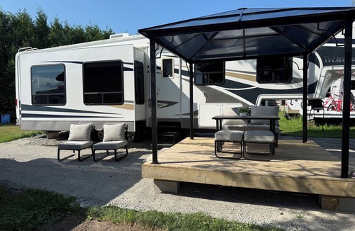 Victoria Harbour House | Waterview Trailer on Georgian Bay w/kayaks and paddleboard and sandy beach