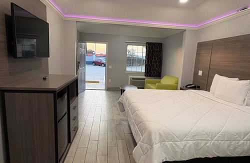 Houston Hotel | Weekend Fun HQ | Near Sam Houston Race Park | Dining & Parking | 2 Comfy Rooms