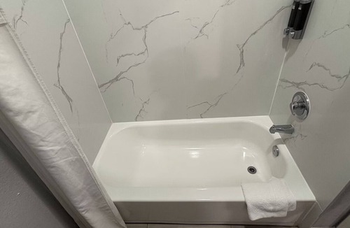 Houston Hotel | Weekend Fun HQ | Near Sam Houston Race Park | Dining & Parking | 2 Comfy Rooms