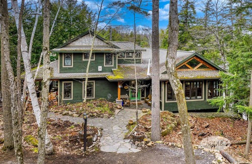 Muskoka Lakes Cottage | Welcoming 4+ bed 3 bath cottage on South Lake Rosseau! Boathouse! Sunsets!