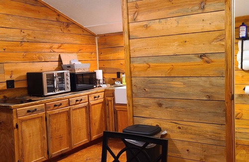 Mineola Cabin | Western Barn Bunk House Cabin - East Texas Piney Woods - Canton Mineola Tyler