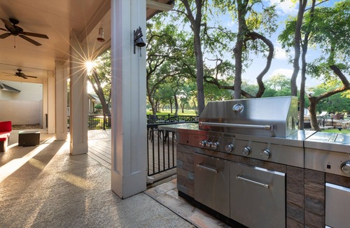Dripping Springs House | Whispering Oaks Estate: Pool/Spa/Fire Pit/10 Acres