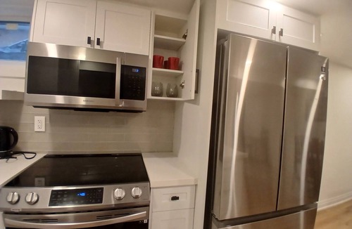 Whitby House | Whitby 2BR escape l Near Thermea spa l Iroquois sport centre l 401 l Downtown